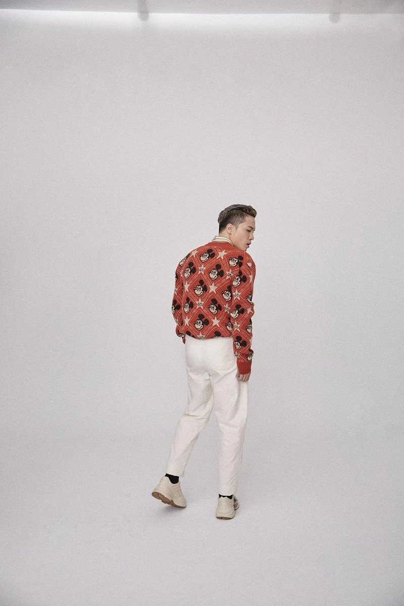 米老鼠圖紋上衣、襯衫、白色長褲、運動鞋,all by Gucci。 米老鼠圖紋上衣、襯衫、白色長褲、運動鞋,all by Gucci。