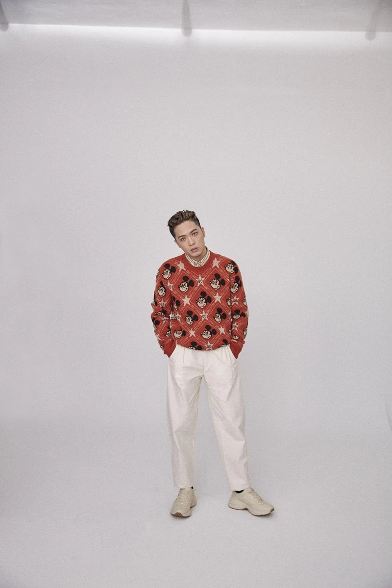 米老鼠圖紋上衣、襯衫、白色長褲、運動鞋,all by Gucci 米老鼠圖紋上衣、襯衫、白色長褲、運動鞋,all by Gucci