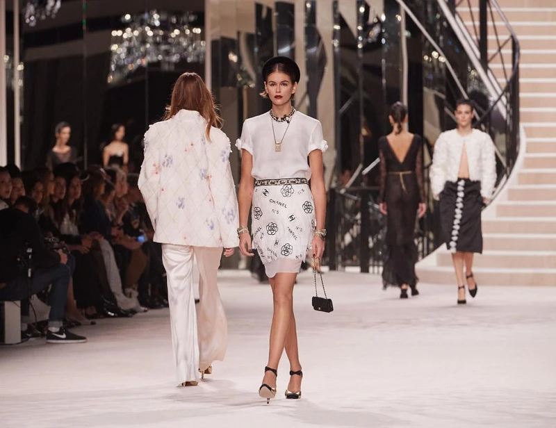 名模Kaia Gerber於大秀上的造型。 名模Kaia Gerber於大秀上的造型。