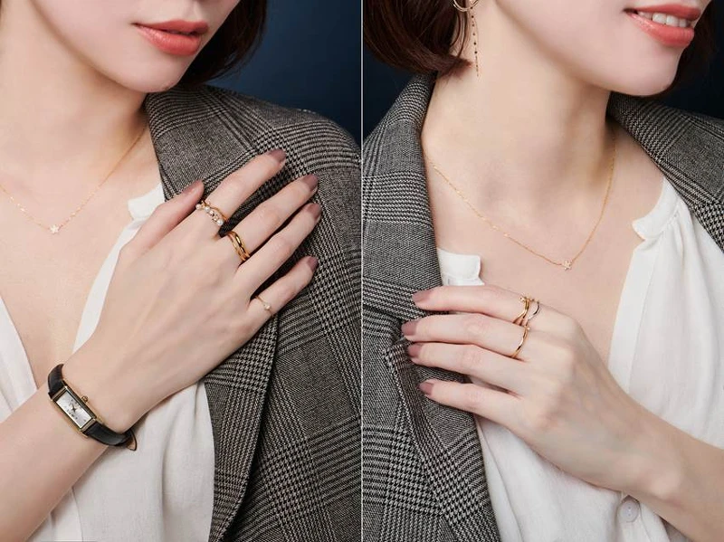 左:K18閃耀鑽石項鍊、聖誕限定三環戒指(食指&無名指)、K10精典蛋白石戒指(小指)、聖誕限定手錶。 右:K18與K10經典戒指組(食指&中指)、K18單鑽美戒(中指)。 左:K18閃耀鑽石項鍊、聖誕限定三環戒指(食指&無名指)、K10精典蛋白石戒指(小指)、聖誕限定手錶。 右:K18與K10經典戒指組(食指&中指)、K18單鑽美戒(中指)。