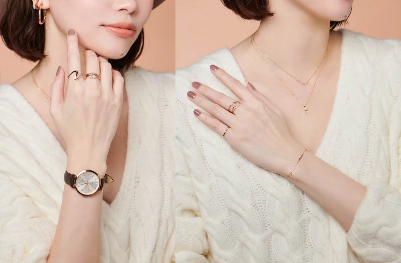 左:K10個性款戒指(食指)、K18與K10經典戒指(中指)、ete個性款手錶。 右:K10閃耀鑽石項鍊、K10珍珠鑽石項鍊、聖誕限定雙環戒指(中指)、K10鑽石戒指(小指)、聖誕新品寶石手環。 左:K10個性款戒指(食指)、K18與K10經典戒指(中指)、ete個性款手錶。 右:K10閃耀鑽石項鍊、K10珍珠鑽石項鍊、聖誕限定雙環戒指(中指)、K10鑽石戒指(小指)、聖誕新品寶石手環。