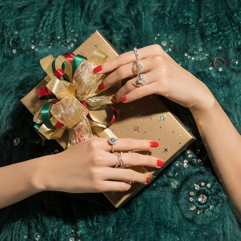 (左手) 食指: BEHATI BEADED白K金鑽石戒指;中指:BEHATI SWEET HEART玫瑰金鑽石戒指、BEHATI SILHOUETTE白K金鑽石戒指;無名指:BEHATI SILHOUETTE玫瑰金鑽石戒指、SLOANE SILHOUETTE白K金鑽石戒指,主鑽1克拉、SLOANE PICOT ALL IN A ROW白K金鑽石戒指,all by HEARTS ON FIRE。 (右手) 食指:BEHATI SAY IT YOUR WAY白K金鑽石戒指,主鑽1克拉;中指:HARLEY WRAP玫瑰金鑽石戒指,all by HEARTS ON FIRE。 (左手) 食指: BEHATI BEADED白K金鑽石戒指;中指:BEHATI SWEET HEART玫瑰金鑽石戒指、BEHATI SILHOUETTE白K金鑽石戒指;無名指:BEHATI SILHOUETTE玫瑰金鑽石戒指、SLOANE SILHOUETTE白K金鑽石戒指,主鑽1克拉、SLOANE PICOT ALL IN A ROW白K金鑽石戒指,all by HEARTS ON FIRE。 (右手) 食指:BEHATI SAY IT YOUR WAY白K金鑽石戒指,主鑽1克拉;中指:HARLEY WRAP玫瑰金鑽石戒指,all by HEARTS ON FIRE。