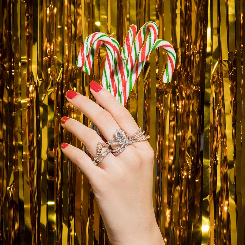 食指:BRING THE DRAMA鑽石戒指;中指:BEHATI SAY IT YOUR WAY白K金鑽石戒指,主鑽1克拉、HARLEY WRAP白K金鑽石戒指;無名指:BEHATI SILHOUETTE玫瑰金鑽石戒指、SLOANE PICOT FLOATING DIAMOND白K金鑽石戒指,all byHEARTS ON FIRE。 食指:BRING THE DRAMA鑽石戒指;中指:BEHATI SAY IT YOUR WAY白K金鑽石戒指,主鑽1克拉、HARLEY WRAP白K金鑽石戒指;無名指:BEHATI SILHOUETTE玫瑰金鑽石戒指、SLOANE PICOT FLOATING DIAMOND白K金鑽石戒指,all byHEARTS ON FIRE。