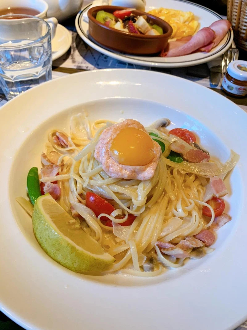 明太子蔬菜奶油扁麵，蛋黃與明太子醬帶出濃郁美味