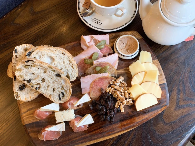 主廚鄉野拼盤，各式起司火腿適合搭配紅酒品嚐