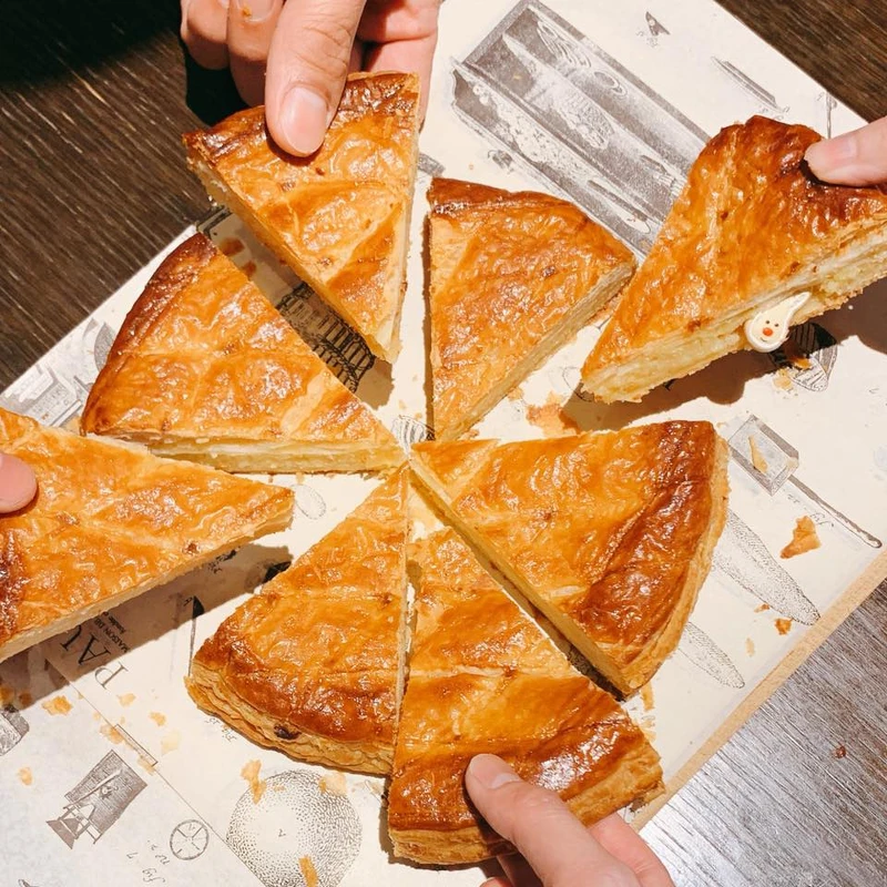 分切國王派看看誰吃到小瓷偶，超適合派對一起玩