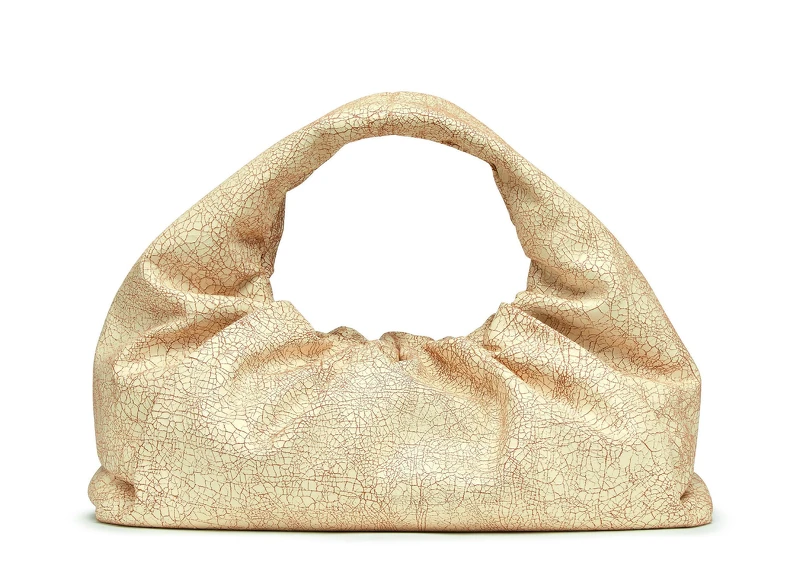 The Shoulder Pouch裂紋小羊皮肩背包(小),NT$106,600。 The Shoulder Pouch裂紋小羊皮肩背包(小),NT$106,600。