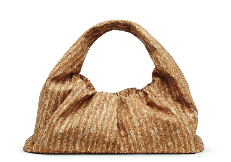 The Shoulder Pouch軟木面料肩背包(小),NT$73,700。 The Shoulder Pouch軟木面料肩背包(小),NT$73,700。