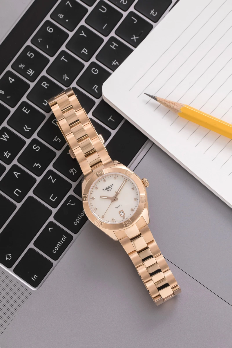 瑞士石英機芯 / 藍寶石水晶玻璃錶面 /316L精鋼錶殼和鍊帶,PVD玫瑰金色錶圈和鍊帶 / 防水深度:10 巴 (100米/330英尺) / 直徑:36mm*36mm / 面盤上鑲嵌12顆頂級威塞爾頓真鑽 / 珍珠母貝面盤 / 型號: T101.910.33.116.00 / 建議售價: NT$17,300 瑞士石英機芯 / 藍寶石水晶玻璃錶面 /316L精鋼錶殼和鍊帶,PVD玫瑰金色錶圈和鍊帶 / 防水深度:10 巴 (100米/330英尺) / 直徑:36mm*36mm / 面盤上鑲嵌12顆頂級威塞爾頓真鑽 / 珍珠母貝面盤 / 型號: T101.910.33.116.00 / 建議售價: NT$17,300