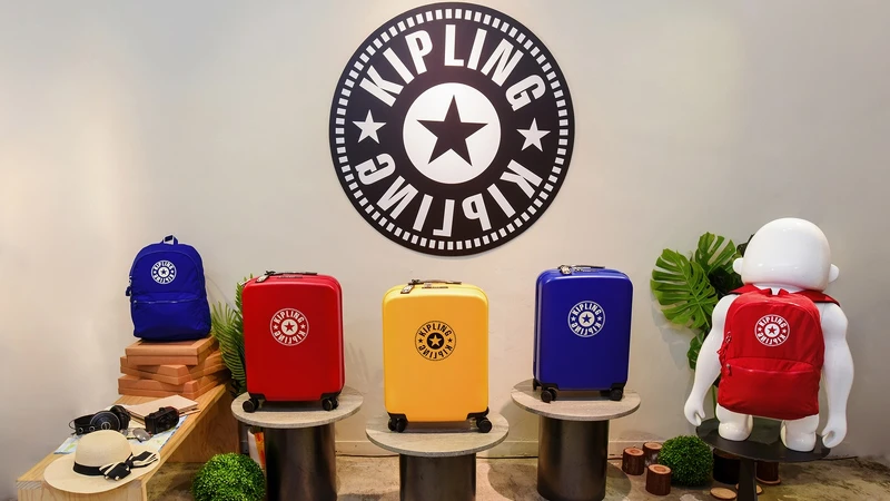Kipling New Classics經典圓標行李箱(注目黃、活力紅、激光藍),NT6,580 Kipling New Classics經典圓標行李箱(注目黃、活力紅、激光藍),NT6,580