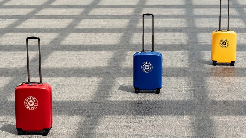 Kipling New Classics經典圓標行李箱(注目黃、活力紅、激光藍),NT6,580 Kipling New Classics經典圓標行李箱(注目黃、活力紅、激光藍),NT6,580