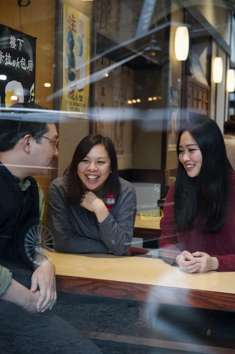 灣女孩張爾宬和來自香港的兄妹鍾承達與鍾慧婷,因為一次沒有預期到的台灣之旅,改變了他們的人生,也改變了倫敦的美食場景。 灣女孩張爾宬和來自香港的兄妹鍾承達與鍾慧婷,因為一次沒有預期到的台灣之旅,改變了他們的人生,也改變了倫敦的美食場景。