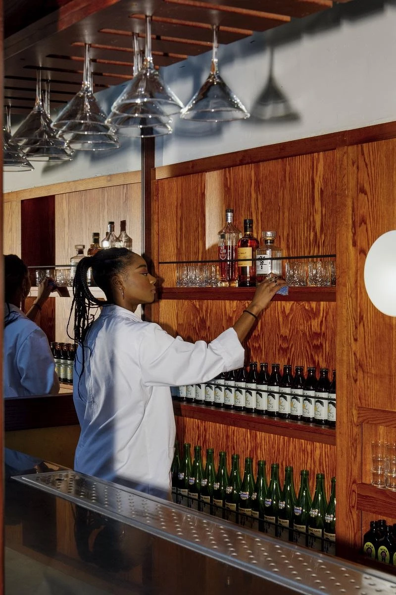 台灣元素無所不在,餐廳壁櫃上還有來自台灣的威士忌。 台灣元素無所不在,餐廳壁櫃上還有來自台灣的威士忌。