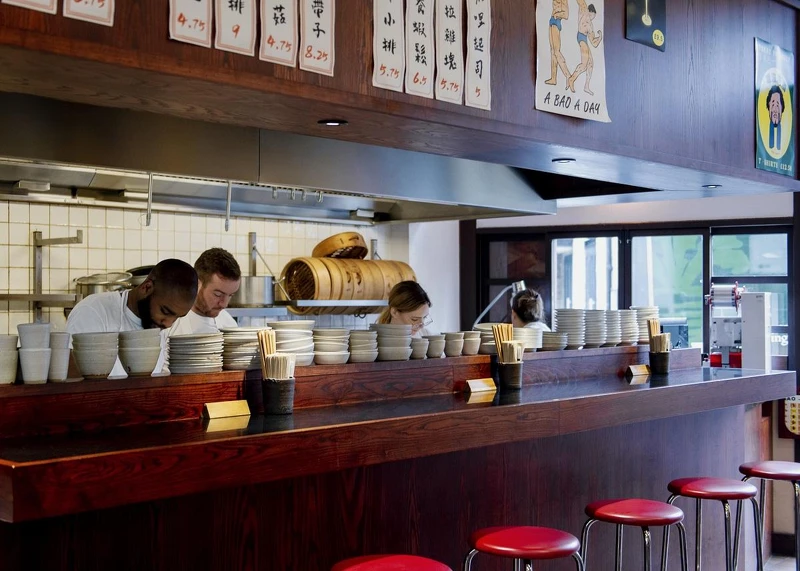 餐廳吧台區,紅色椅凳也是台灣餐廳常見的元素。 餐廳吧台區,紅色椅凳也是台灣餐廳常見的元素。