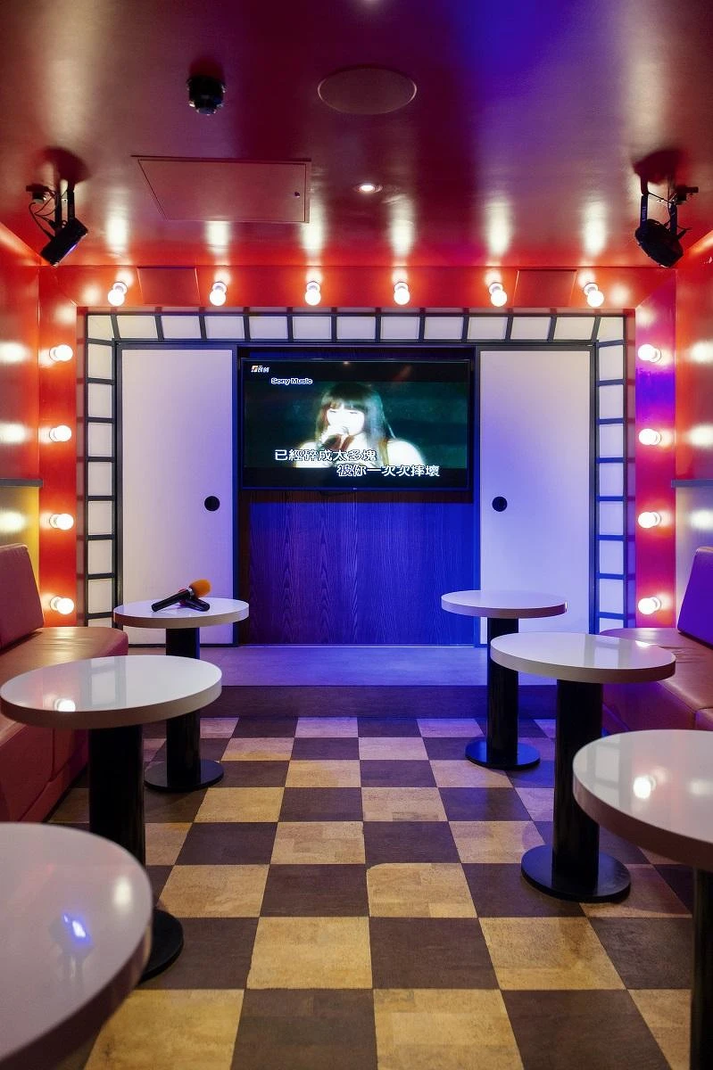 台式小吃店的卡拉OK也搬進了餐廳空間。 台式小吃店的卡拉OK也搬進了餐廳空間。