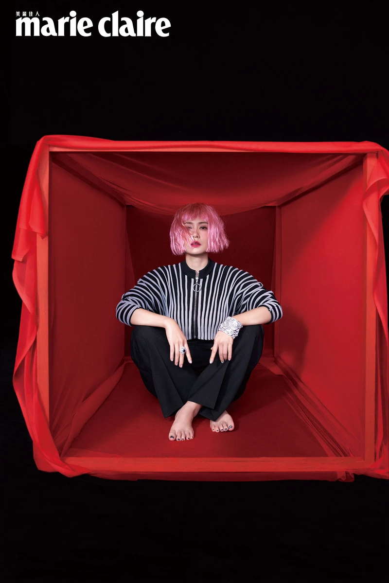 條紋短版針織上衣，Louis Vuitton；黑色寬版長褲，Bottega Veneta；鑽石鑲嵌高級珠寶手鐲、藍寶石與鑽石鑲嵌戒指，both by Piaget。