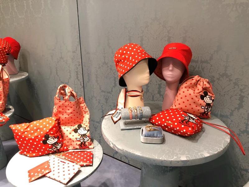 miu miuXDisney與米妮(Minnie)合作推出迷你系列,包含服裝、配件,共約20項單品。 miu miuXDisney與米妮(Minnie)合作推出迷你系列,包含服裝、配件,共約20項單品。