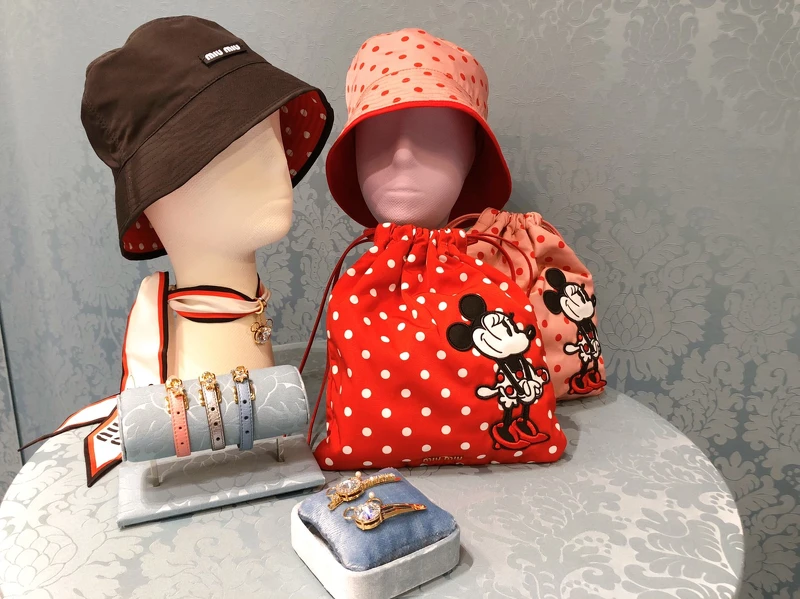 雙面使用的漁夫帽,CP值超高,單色百搭、波卡圓點超可愛。髮夾、皮繩束口袋肯定讓女生超生火! 雙面使用的漁夫帽,CP值超高,單色百搭、波卡圓點超可愛。髮夾、皮繩束口袋肯定讓女生超生火!