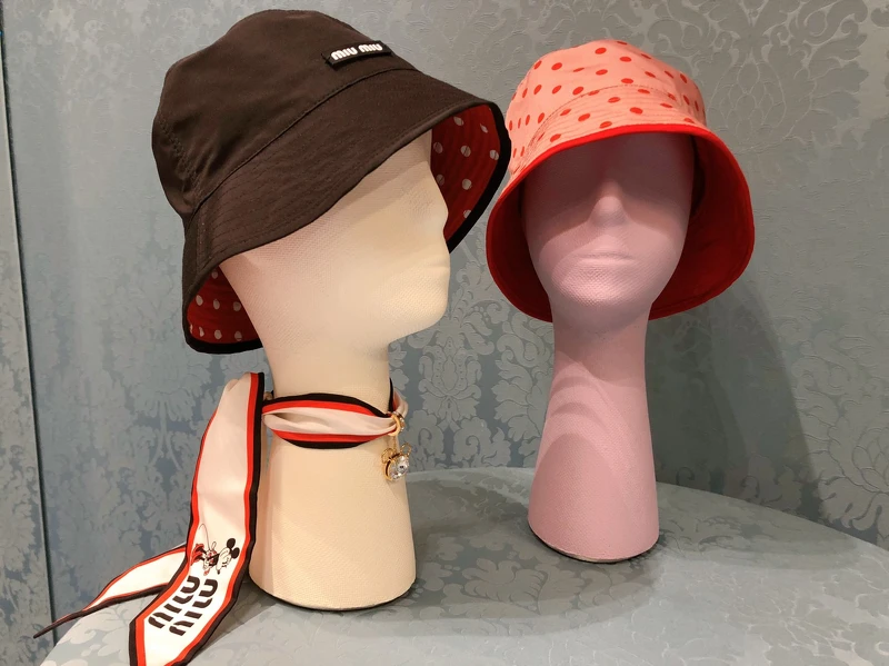 絲巾上有水鑽墜飾,拆下後還可以裝在自己的頸鏈上喔! 絲巾上有水鑽墜飾,拆下後還可以裝在自己的頸鏈上喔!