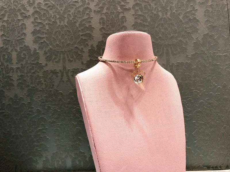 水鑽裝飾拆下後,裝在頸鏈上,立刻示範給妳看 水鑽裝飾拆下後,裝在頸鏈上,立刻示範給妳看