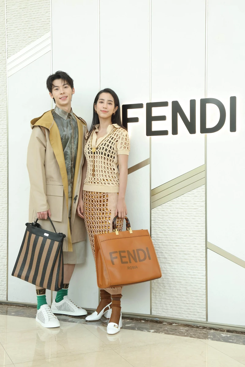 許光漢、温貞菱現身FENDI 2020春夏發表會。許光漢著印花透視襯衫（NT$26,000）、設計七分褲（NT$30,500）、設計大衣（NT$98,000）、FENDI X Moonstar Logo Low Top Sneaker（NT$24,500）、Peekaboo X-Lite Fit（NT$132,000）。
