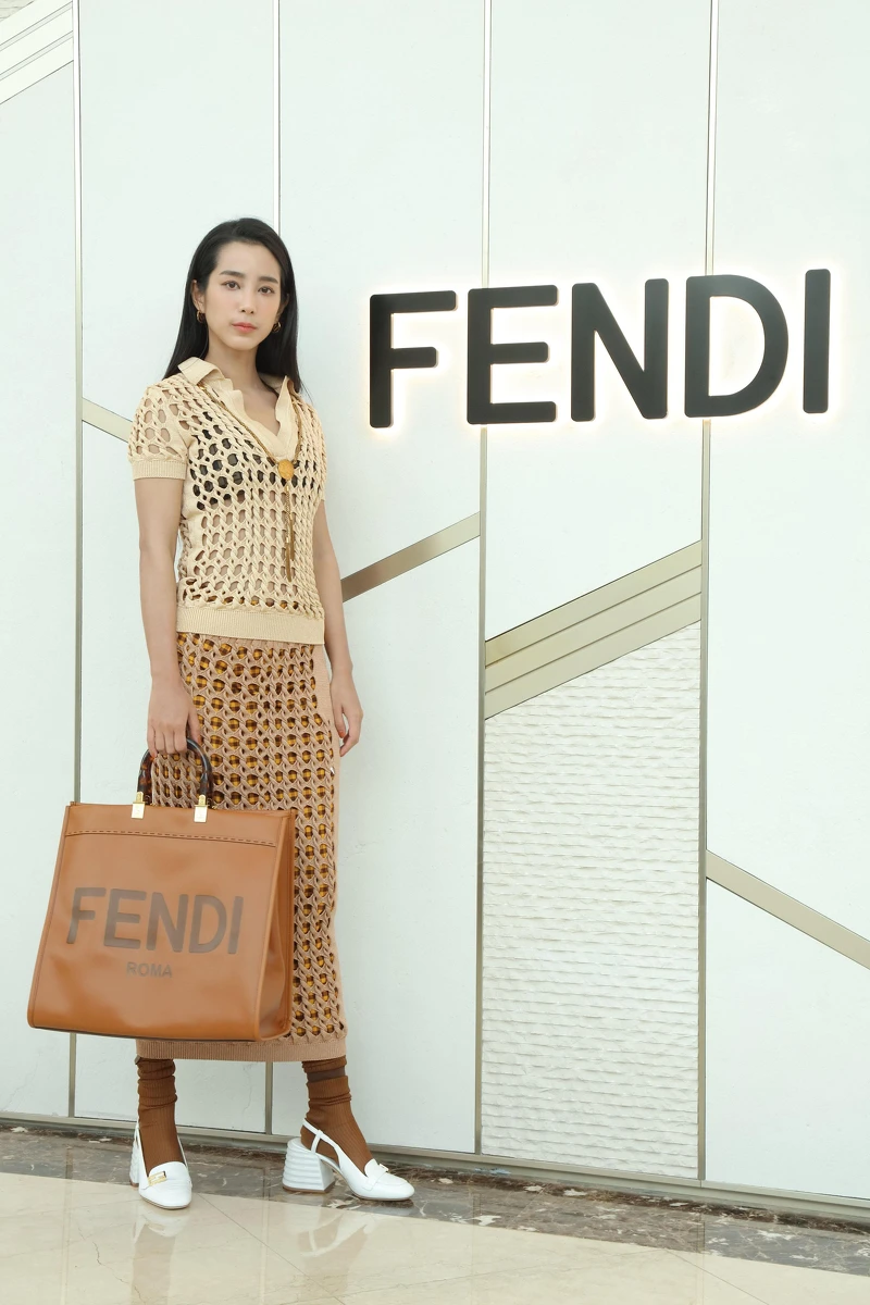 洞洞裝內搭比基尼也超辣。上衣（NT$63,900）、網狀設計長裙（NT$54,000）、Peekaboo Iconic Mini（NT$109,000）、F is FENDI 造型耳環（NT$16,300）、Karligraphy 造型項鍊（NT$54,000）、SPHERE 金色戒指（NT$19,800）。
