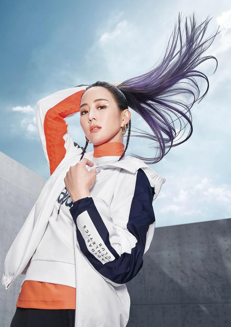 張鈞甯著風衣外套（NT$2,890）。