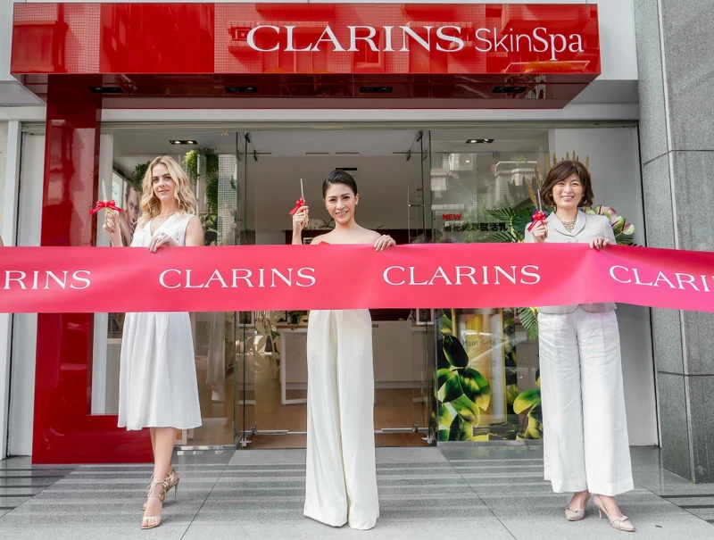(左起)克蘭詩品牌大使Jenna Courtin-Clarins、金曲歌后艾怡良、克蘭詩台灣總經理Kathy出席克蘭詩SKIN SPA美妍中心開幕剪綵。