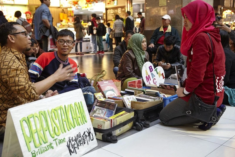 移工作家 Justto Lasoo 及燦爛時光策展人吳庭寬和來借書的移工朋友聊天。 移工作家 Justto Lasoo 及燦爛時光策展人吳庭寬和來借書的移工朋友聊天。