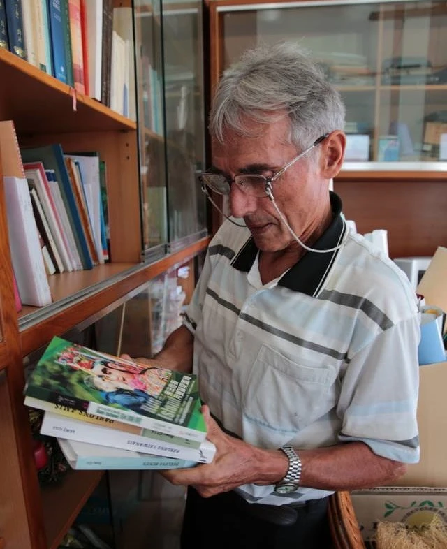 甫獲吳尊賢愛心獎的劉一峰神父,從書櫃拿出吉雷米的著作。 甫獲吳尊賢愛心獎的劉一峰神父,從書櫃拿出吉雷米的著作。