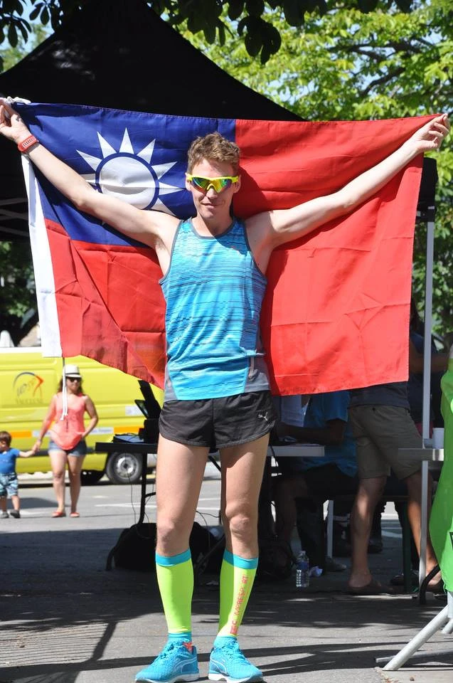 出國跑馬拉松也一定要帶台灣國旗。 出國跑馬拉松也一定要帶台灣國旗。