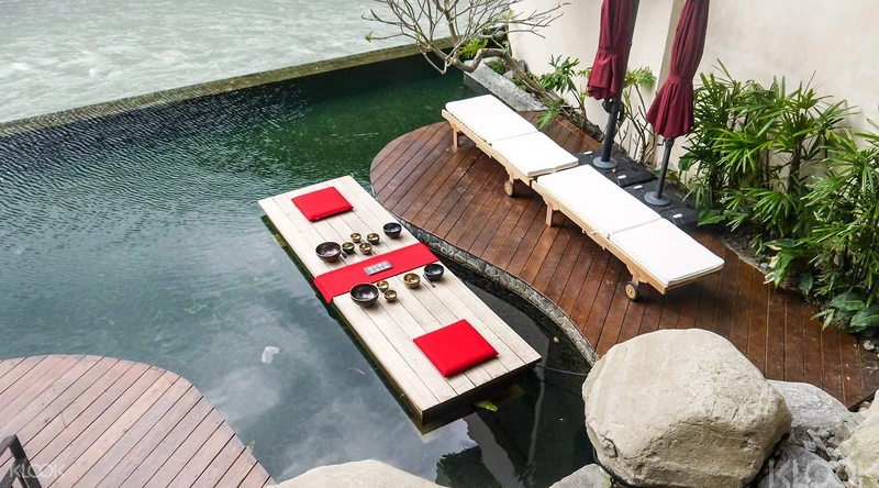 漂浮在翠綠池子的小竹筏，就這樣依傍著烏來原始的溪水和山林