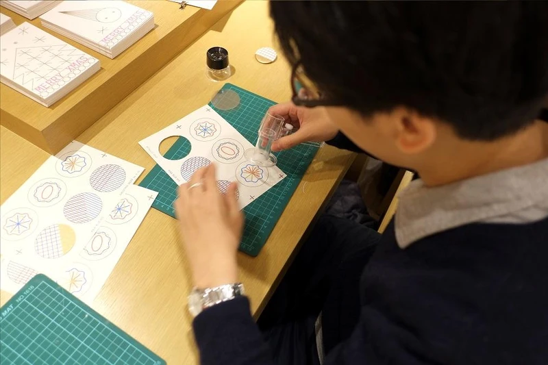 年之初來場不一樣的新年體驗!誠品生活南西攜手新銳團隊O.OO於1/18在5F梯廳舉辦「歲朝寄寓 — O.OO Design & Risograph ROOM孔版印刷體驗」,邀您透過孔版印刷親手印製鼠年專屬別針與賀卡! 年之初來場不一樣的新年體驗!誠品生活南西攜手新銳團隊O.OO於1/18在5F梯廳舉辦「歲朝寄寓 — O.OO Design & Risograph ROOM孔版印刷體驗」,邀您透過孔版印刷親手印製鼠年專屬別針與賀卡!