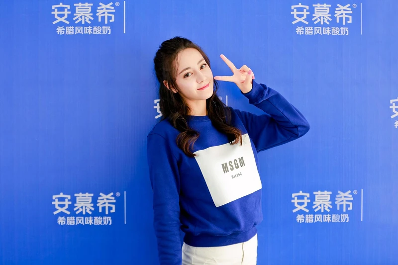 女星迪麗熱巴出席活動時常穿MSGM。 女星迪麗熱巴出席活動時常穿MSGM。