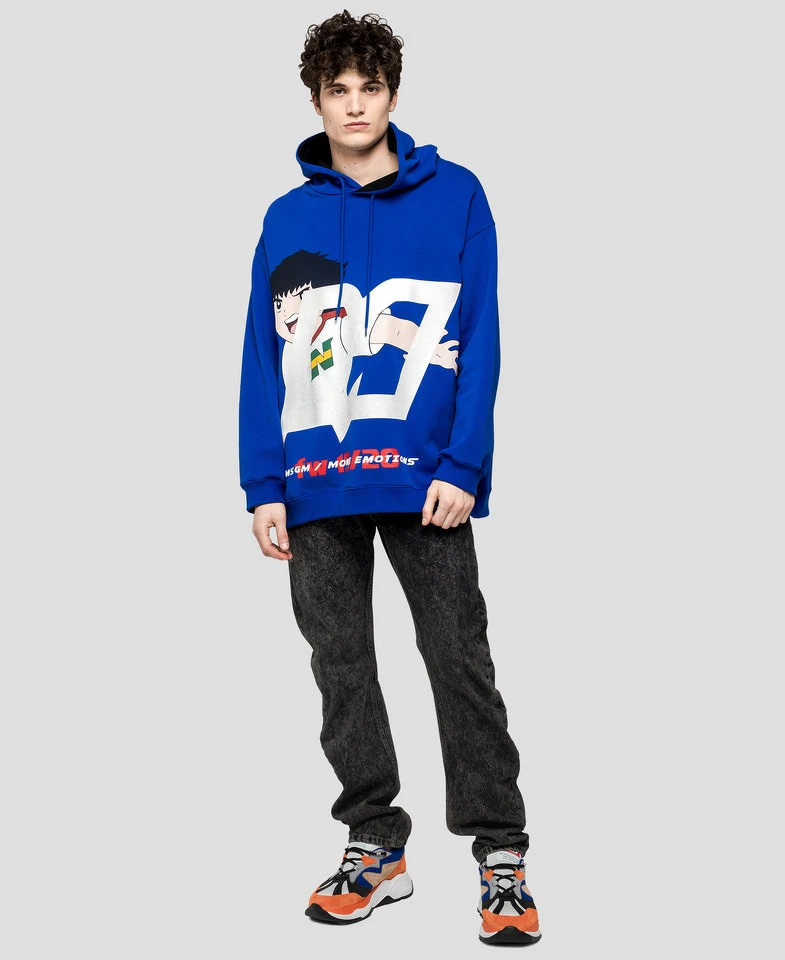 MSGM藍色足球小將翼連帽上衣(NT$19,300)。 MSGM藍色足球小將翼連帽上衣(NT$19,300)。