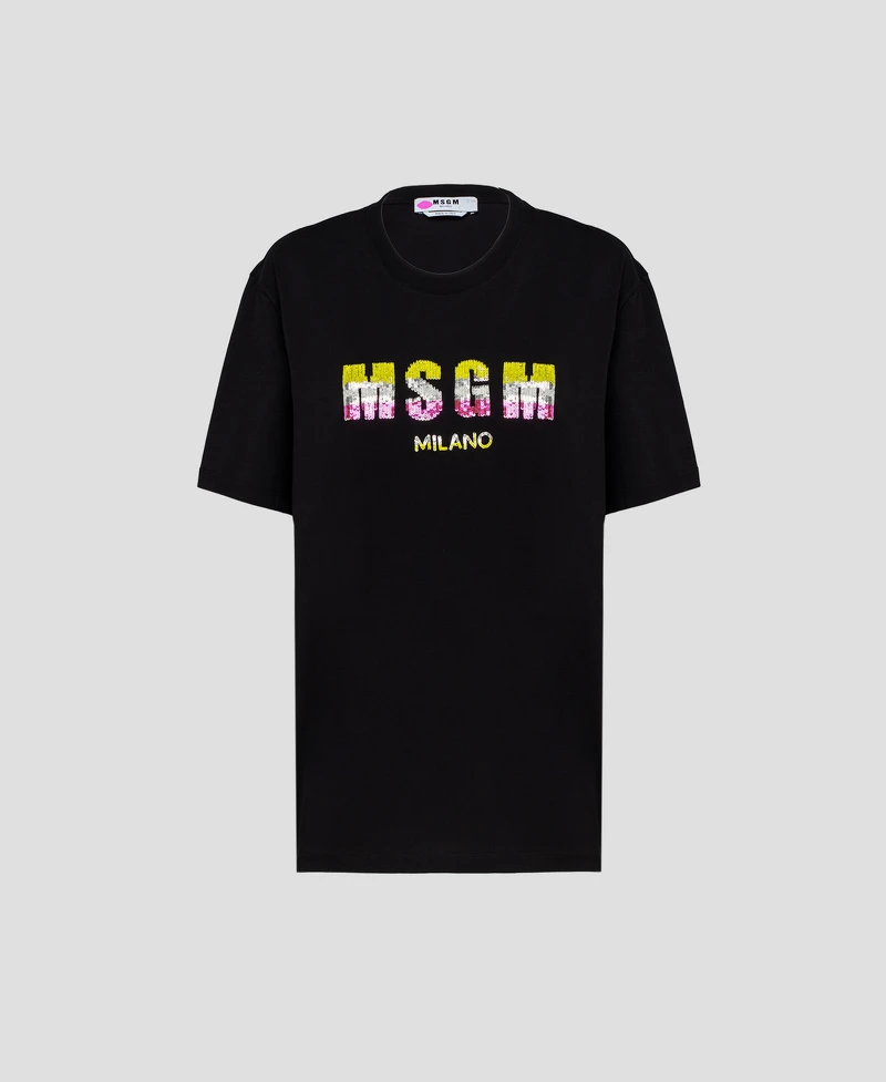 MSGM亮片LOGO黑色短袖上衣(NT$11,800)。 MSGM亮片LOGO黑色短袖上衣(NT$11,800)。