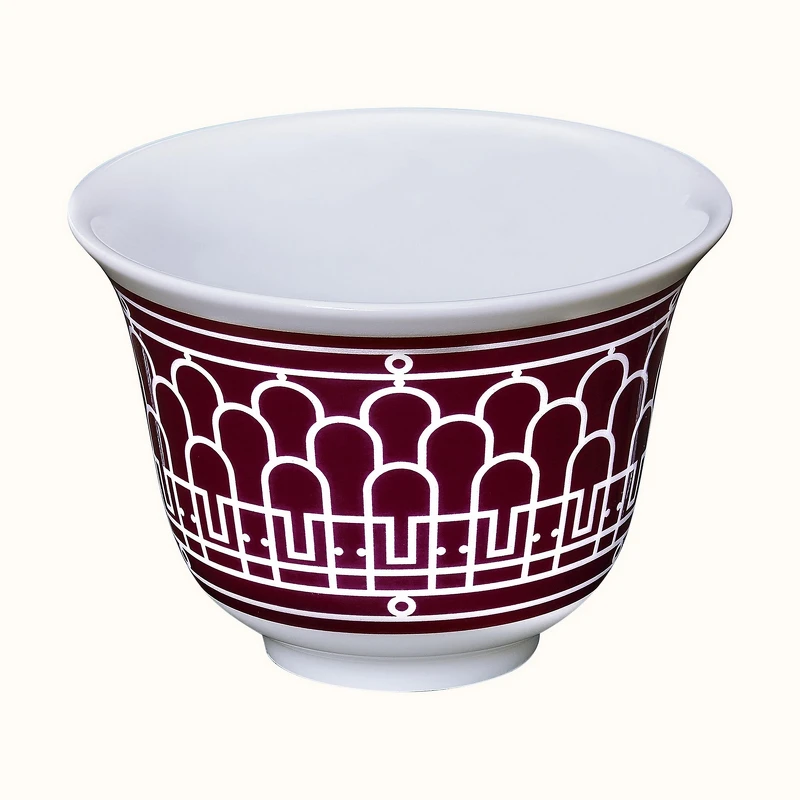 愛馬仕 H Déco Rouge餐瓷系列:迷你茶杯(紅底),售價NT$ 2,940。 愛馬仕 H Déco Rouge餐瓷系列:迷你茶杯(紅底),售價NT$ 2,940。