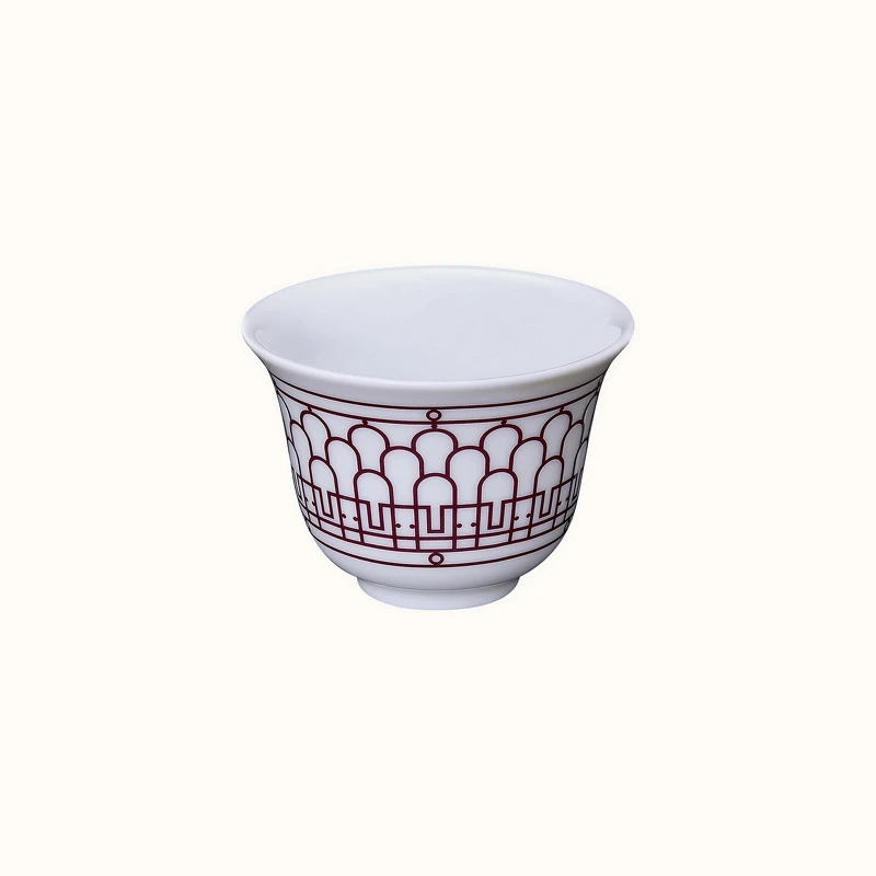 愛馬仕 H Déco Rouge 餐瓷系列:迷你茶杯(白底),售價NT$ 2,940。 愛馬仕 H Déco Rouge 餐瓷系列:迷你茶杯(白底),售價NT$ 2,940。