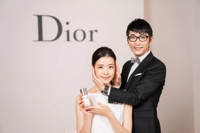 牛爾老師也非常讚賞的超能量小花瓶,並且現場傳授小花瓶托腮按摩法。 牛爾老師也非常讚賞的超能量小花瓶,並且現場傳授小花瓶托腮按摩法。