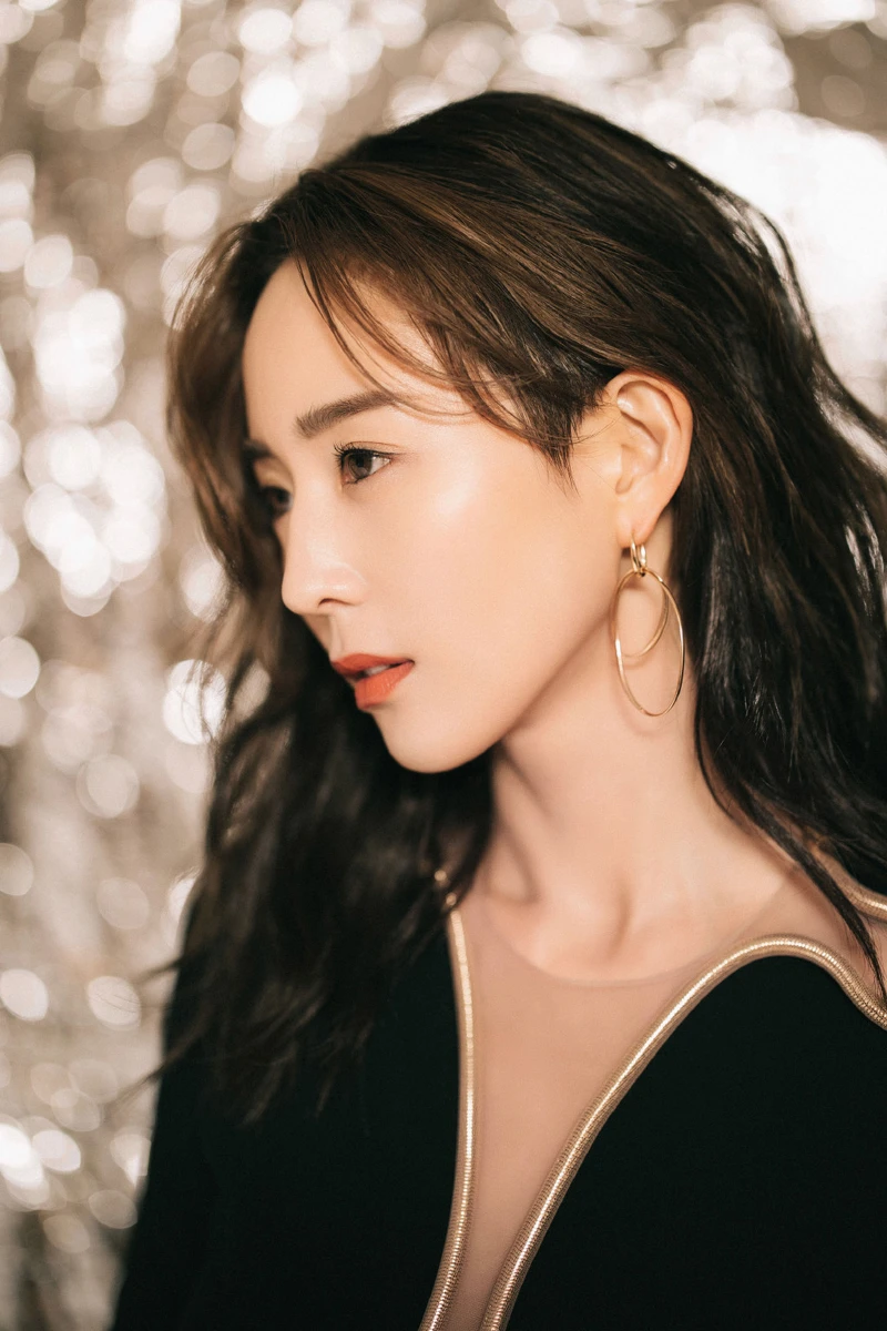 雖然遠看尺度卻是很危險，但其實底下有紗質襯布。