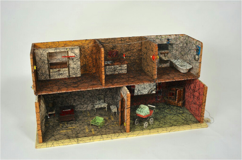 Hiro Hiro Art Space_鹽田千春 Chiharu Shiota_State of being, Puppey House_混合媒材_43 x 84 x 30 cm_2013 Hiro Hiro Art Space_鹽田千春 Chiharu Shiota_State of being, Puppey House_混合媒材_43 x 84 x 30 cm_2013