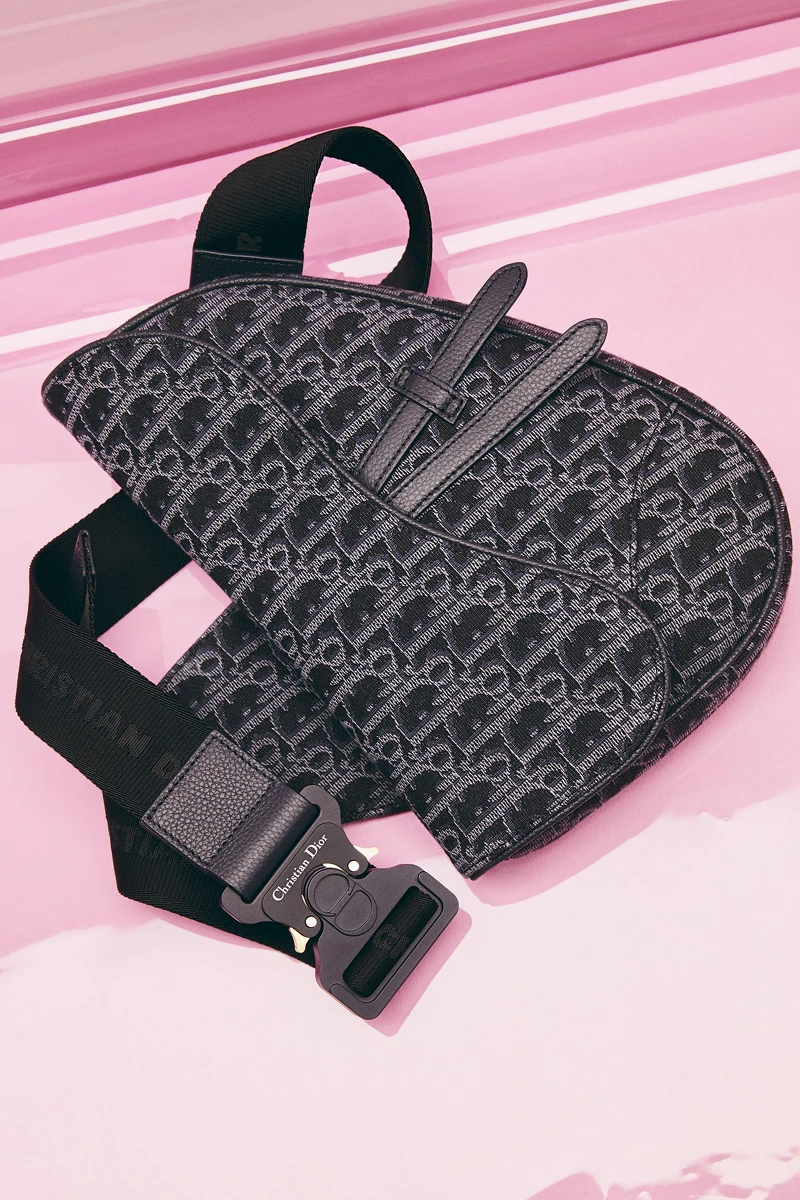 DIOR SADDLE海軍藍Oblique緹花馬鞍包(NT$90,000)。 DIOR SADDLE海軍藍Oblique緹花馬鞍包(NT$90,000)。