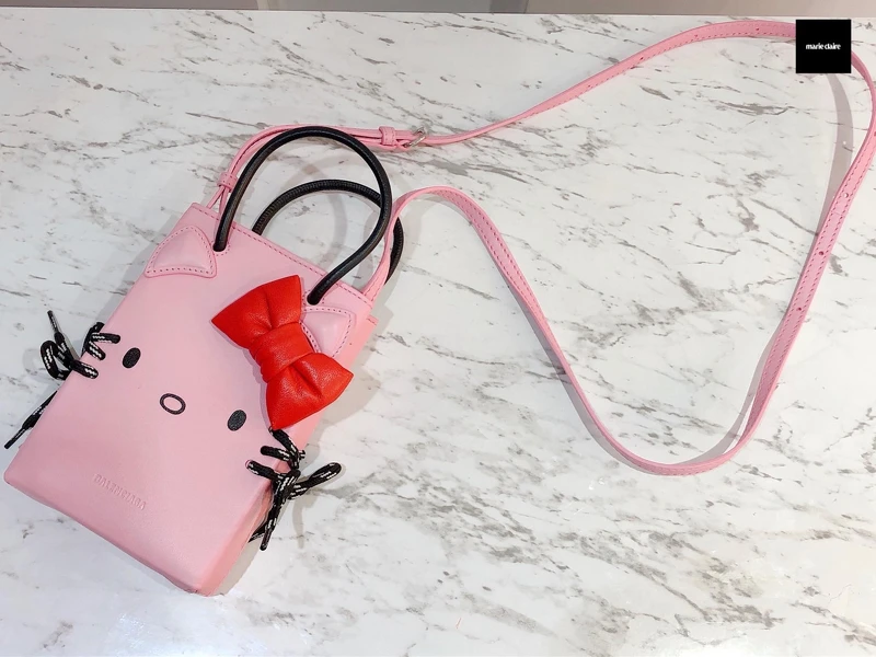 粉色手機包（NT$34,300）。