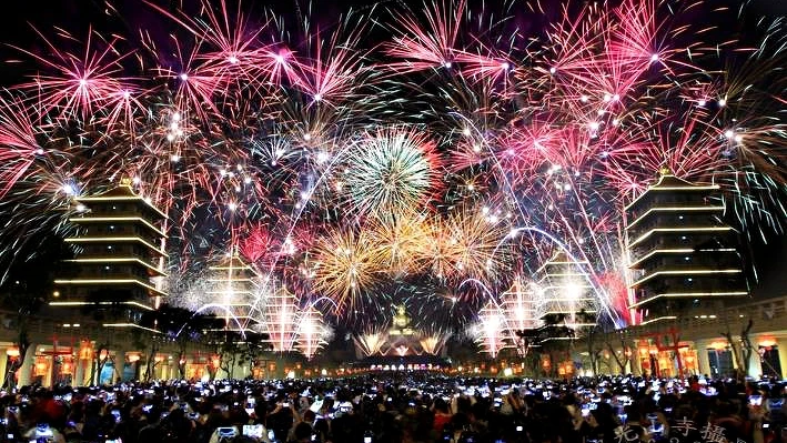 往年「光照大千煙火表演暨提燈大會」都會有高空煙火秀