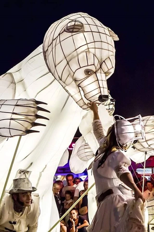 法國Gueule d’ours大白熊夜光踩街 法國Gueule d’ours大白熊夜光踩街