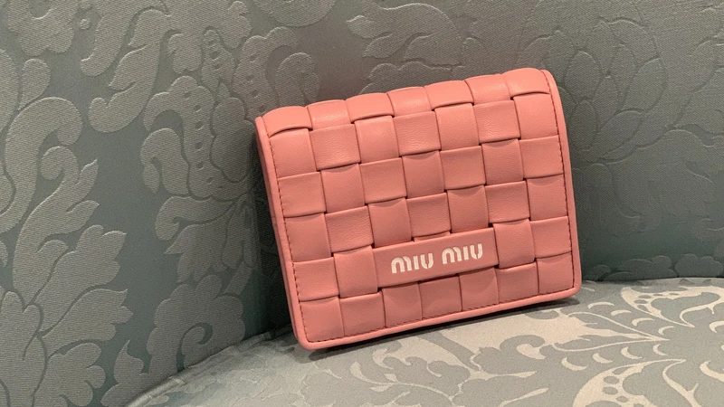 MIU MIU 粉色皮革編織短夾，NT15,000