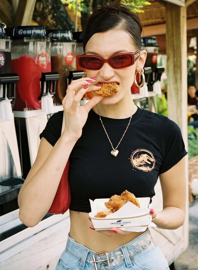 「腋下包」時髦又讓兩手空出來，難怪Bella Hadid放開大快朵頤。