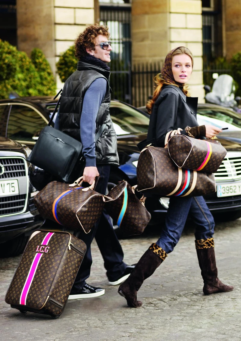 LV品牌DNA就是旅行，1920 年「發明」 Keepall旅行袋，在當時是首個軟式旅行袋。直至今天， LV已經發展到還推出旅行箱。關於旅行裝備， LV可是有龐大家族配件供時尚迷使用