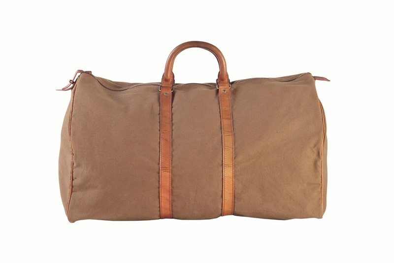 在1959 年推出monogram canvas 帆布之前，一開始只有牛皮搭載棕色帆布的材質