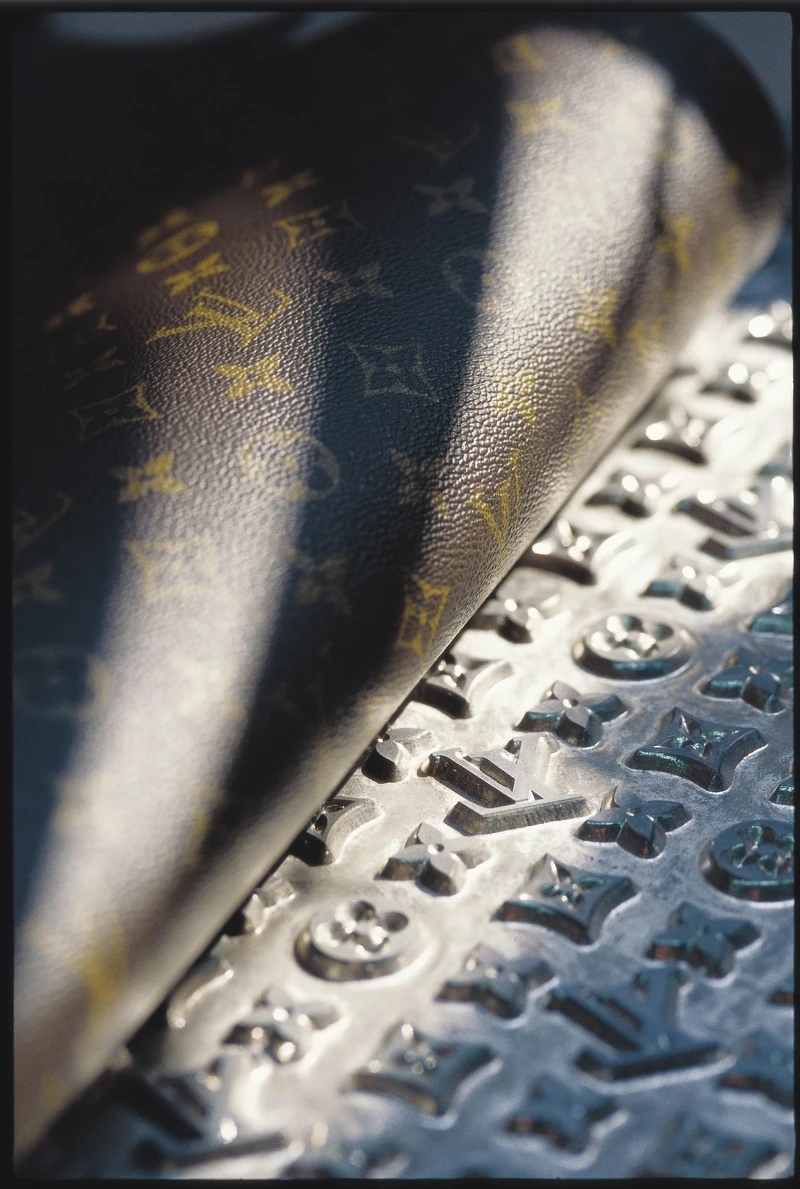 1959年才推出monogram canvas帆布